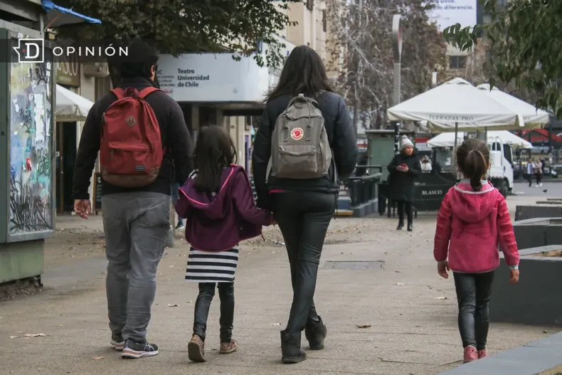 15157 una familia caminando.webp