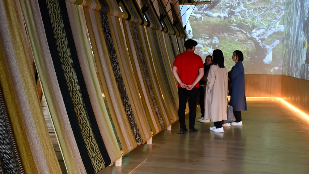 Makün, el gigantesco manto tejido por 200 mapuches que llama la atención del pabellón de Chile en la Expo de Osaka