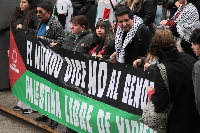 no nos es indiferente chilenos protestan a diario frente a la embajada de israel por hambruna en gaza.webp