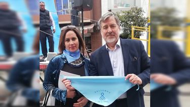 Alejandro Guillier sincera su postura tras foto con pañuelo celeste: Nunca he sido partidario de una legislación de aborto libre de causales
