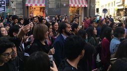 VIDEO| El emocionante momento en que la marea feminista le pide a Jorge Sharp que se sume a la marcha en Valparaíso