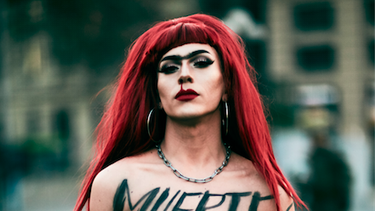 Norma Mor, la drag queen chilena que brilla en el soft porn y en el Museo Reina Sofía