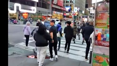 Policía recupera una pistola y cargadores del lugar del tiroteo en Nueva York