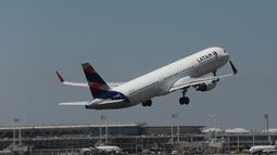 Más de 50 heridos y una persona grave en vuelo de Latam Santiago Sidney tras falla técnica