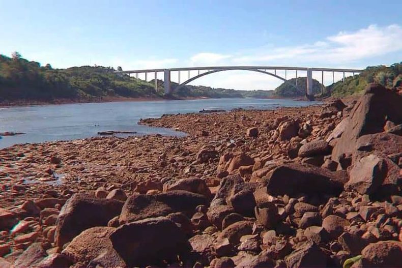 Puente de la Amistad Paraguay Brasil abril 2020. O Globo 768x512 1.jpg
