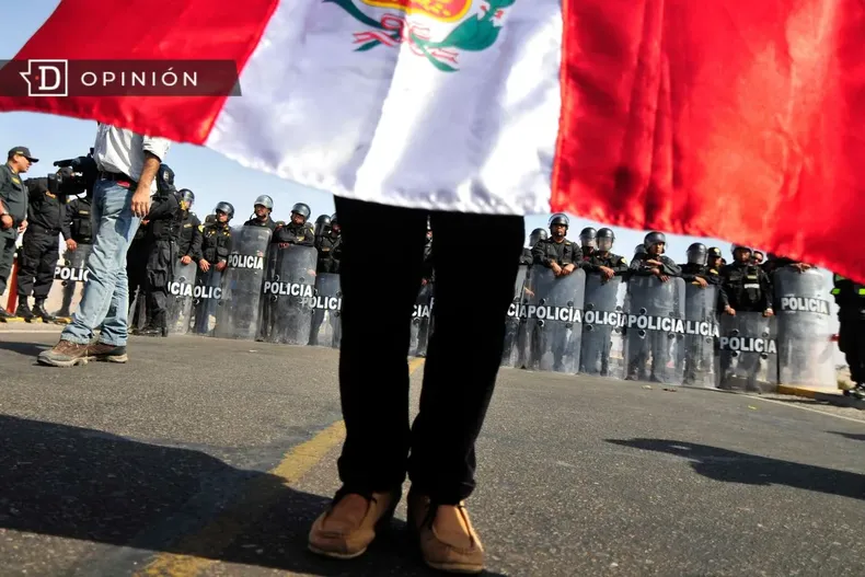 28353 persona sosteniendo una bandera de peru con policias detras.webp
