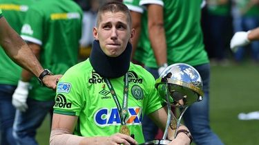 Tres jugadores de Chapecoense sobrevivientes a la tragedia levantan la Copa Sudamericana