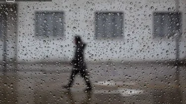 El Desconcierto | 23221 persona caminando bajo la lluvia.webp