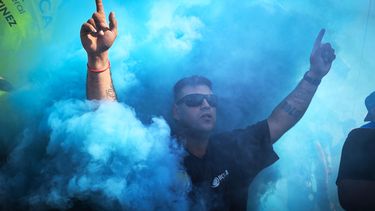 BUENOS AIRES (ARGENTINA), 30/04/2026.- Una persona participa en una protesta convocada por la Confederación General del Trabajo (CGT) contra el Gobierno de Javier Milei y los efectos de su política económica, previo al Día del Trabajador. EFE