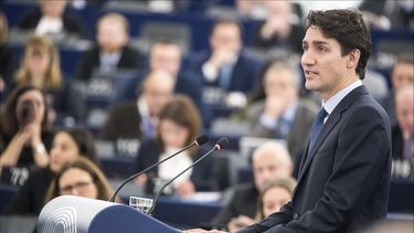 Trudeau pidió al papa que devuelva objetos indígenas y libere archivos
