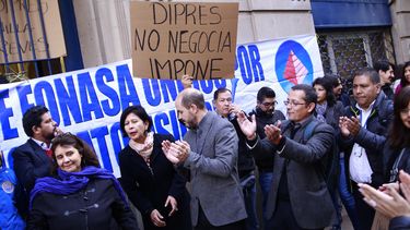 Trabajadores de Fonasa en paro de advertencia apuntando a la Dirección de Presupuestos del ministro Valdés