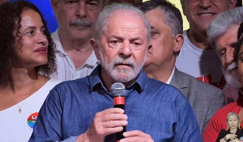 Lula durante su discurso este domingo tras ganar el balotaje.jpg