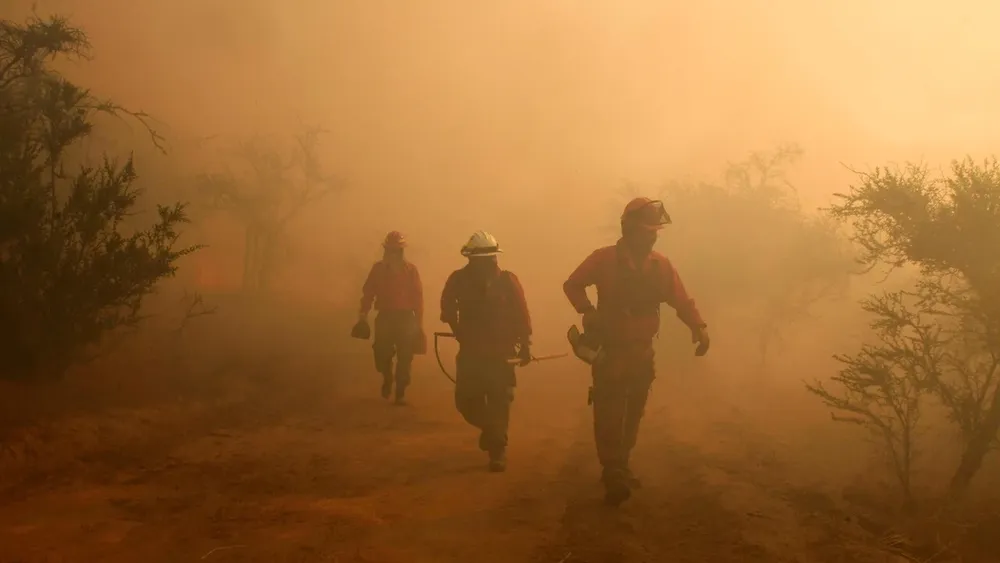 Conaf informa que mantiene combate contra 6 incendios y activa botón rojo en 168 comunas por alto riesgo de propagación
