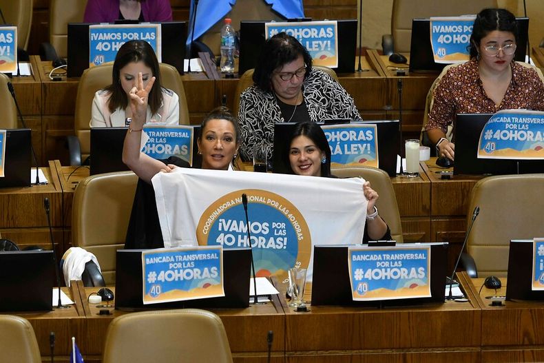 Diputadas con lienzo a favor de proyecto de 40 horas.jpg