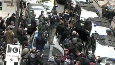 Argentina: 13 horas duró el mediático allanamiento a la casa de Cristina Fernández