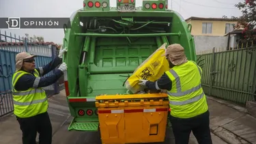 El Desconcierto | 15981 dos personas metiendo una bolsa de reciclaje en un camion de.webp