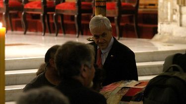 VIDEO| El momento en que Piñera interrumpe el velorio de Nicanor Parra en la Catedral