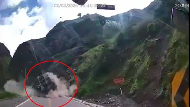VIDEO| Espeluznante: Así fue el deslizamiento de rocas que aplastó camiones en Perú