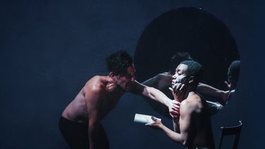 Yo también quiero ser un hombre blanco heterosexual: La obra que aborda la misoginia, el racismo y la homofobia en Matucana 100