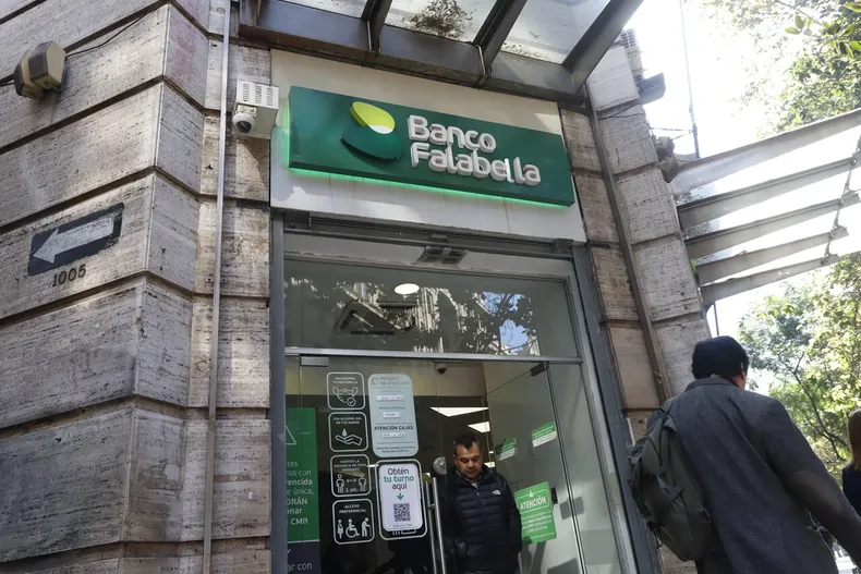 banco le devolvio 863 mil tras fraude y luego la demandaron intentando recuperarlos corte dijo que el monto no permitia apelar.webp