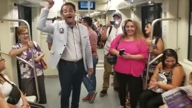 VIDEO| No lo supera: René de la Vega celebró la llegada del Metro a Conchalí cantando su hit de 1999