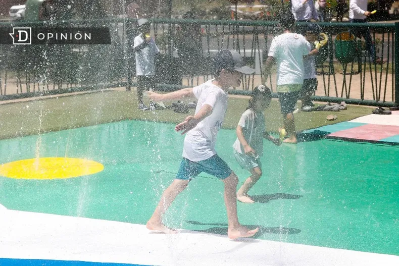 26050 ninos divirtiendose en unos juegos de agua.webp
