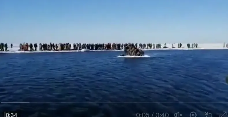 12152 pescadores de hielo a la deriva.webp