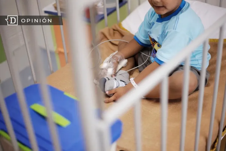 30028 nino en una cuna hospitalizado.webp