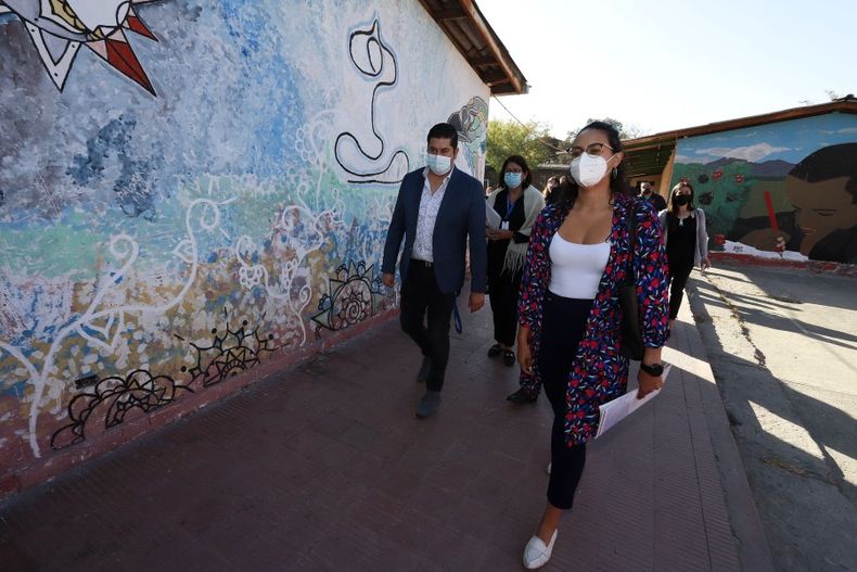 VISITA DEL SUBSECRETARIO DE EDUCACION A LAS ESC SANTA ADRIANA Y REP DE FILIPINAS _19113 min 1.jpg