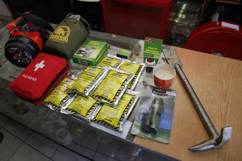 24215 kit emergencia sismos.webp