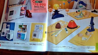 Ellas en la cocina y ellos en el laboratorio: Tiendas insisten en publicidad sexista por el Día del Niño y Niña