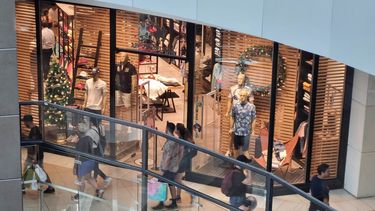 Razia de Milei fomenta el turismo del mall de argentinos en Chile: Prefieren tecnologías y ropa de marca