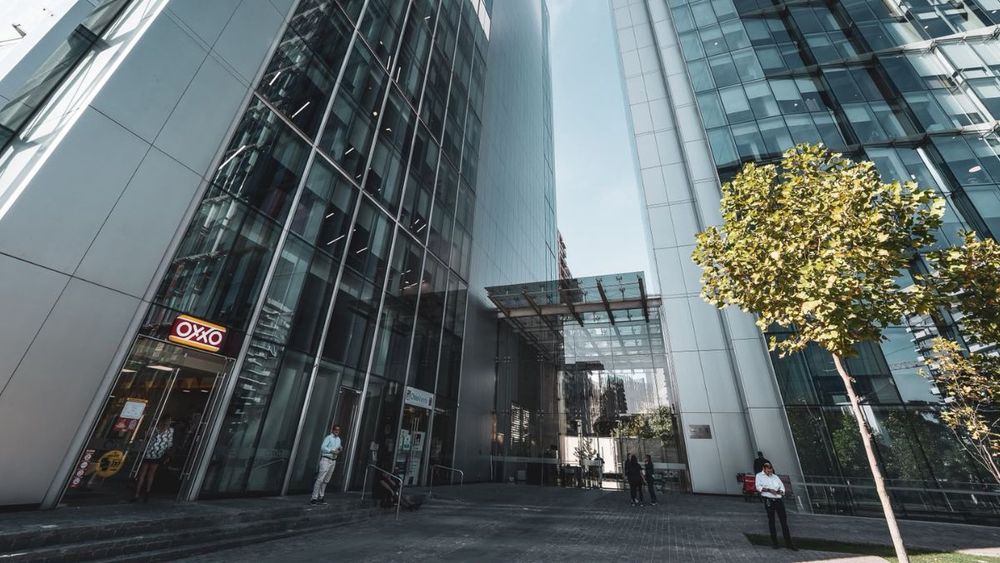 Fabián Fuentealba, de CBRE Chile, explicó los avances en sostenibilidad inmobiliaria: certificación LEED Gold con 76 puntos y meta de cero emisiones al 2040.