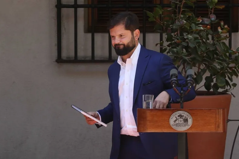 boric encabeza almuerzo con excolaboradores en pirque tras dejar la moneda marcel jara y vallejo entre los asistentes.webp