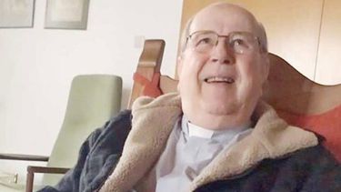 Schöenstatt costea el 100% de la estadía de Cox porque el Papa estaba preocupado de que quedara sin ayuda