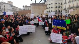 Ciudadanos residentes en España protestan en apoyo al movimiento ciudadano en Chile