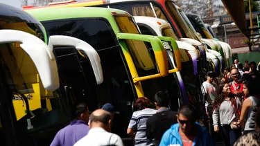 Semana Santa 2025: La plataforma que compara precios de pasajes en avión y bus a destinos más visitados de Chile