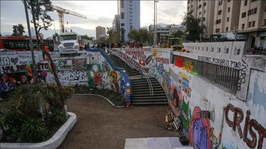 El Desconcierto | jardin de la resistencia los trabajos para reabrir historica salida de metro baquedano.jpg