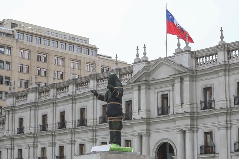 Monumento al expresidente Aylwin.jpeg