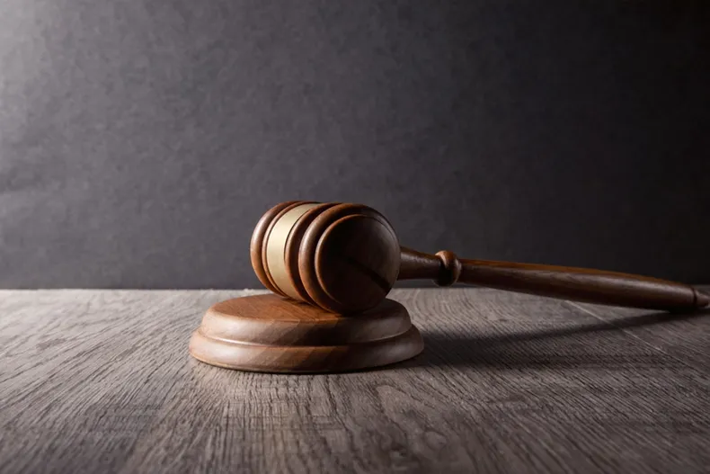 abogado fue acusado de xenofobo a traves de linkedin y sitio web juridico  con fallo ordenan eliminar publicaciones.webp