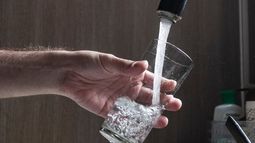 ONG que alerta sobre acceso al agua potable capacita a damnificados de Viña del Mar