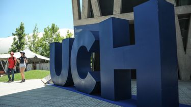 Quedó parapléjica por caída en taller escolar de liceo: U. de Chile pagará mil millones a padres