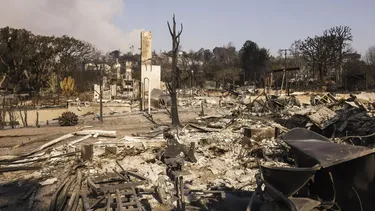 Parece como si hubiera caído una bomba: Autoridades de EEUU tras devastador incendio en California
