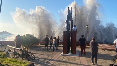 VIDEO| Captan peligrosas marejadas dando alcance a veraneantes en Algarrobo