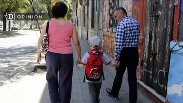El Desconcierto | 12163 imagen de padres con su hijo volviendo a clases.webp
