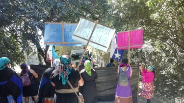 Comunidades Huilliches bloquean ruta en protesta contra empresas forestales y de piscicultura en Osorno