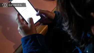 El Desconcierto | 19248 persona con un celular en la mano.webp