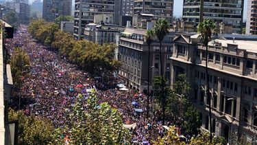 Medios de todo el mundo destacan que masiva manifestación en Chile marcó el ritmo del 8M