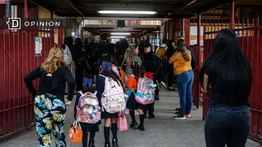 El Desconcierto | 9619 estudiantes y apoderados entrando a un colegio.webp