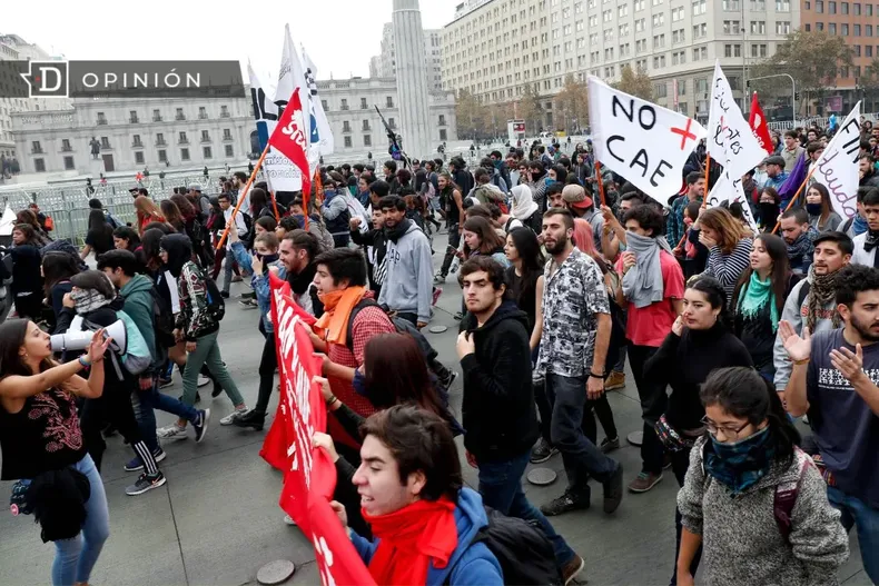 13810 imagen de una marcha contra el cae.webp